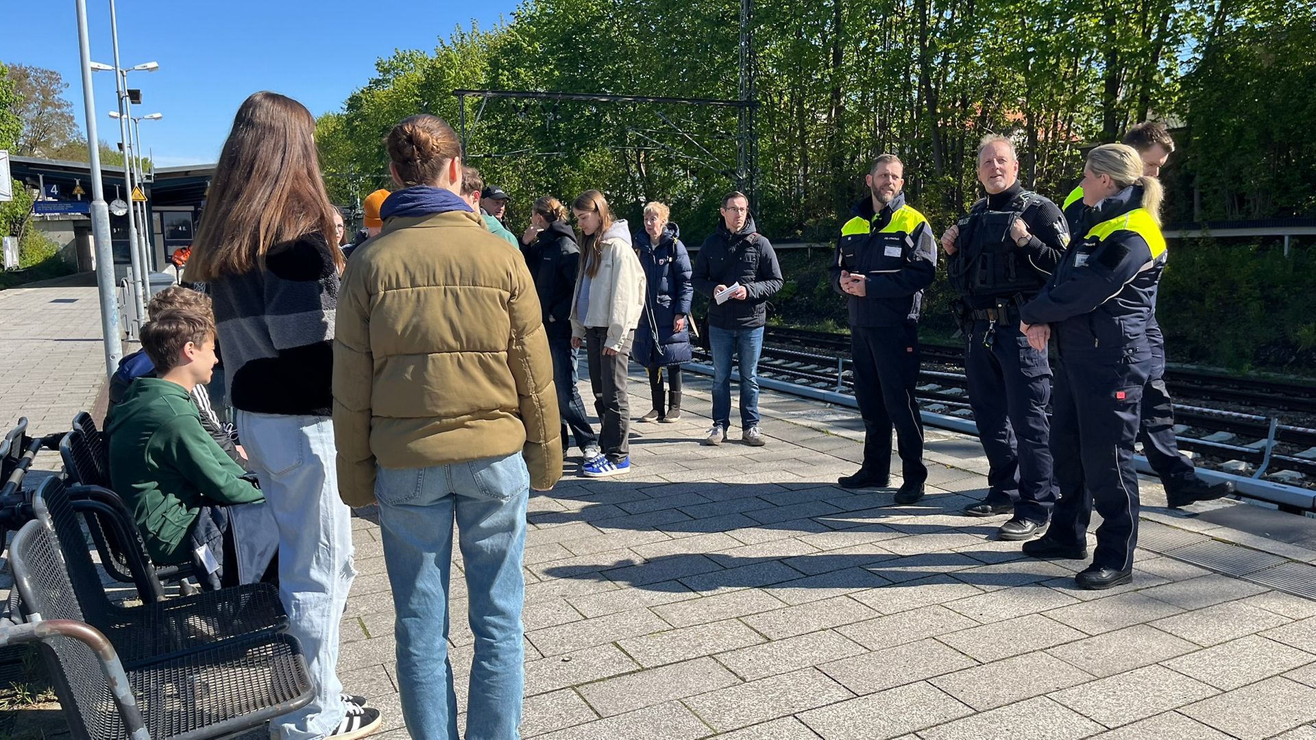 Das Präventionsteam erklärt den Schülern etwas am Bahnsteig.