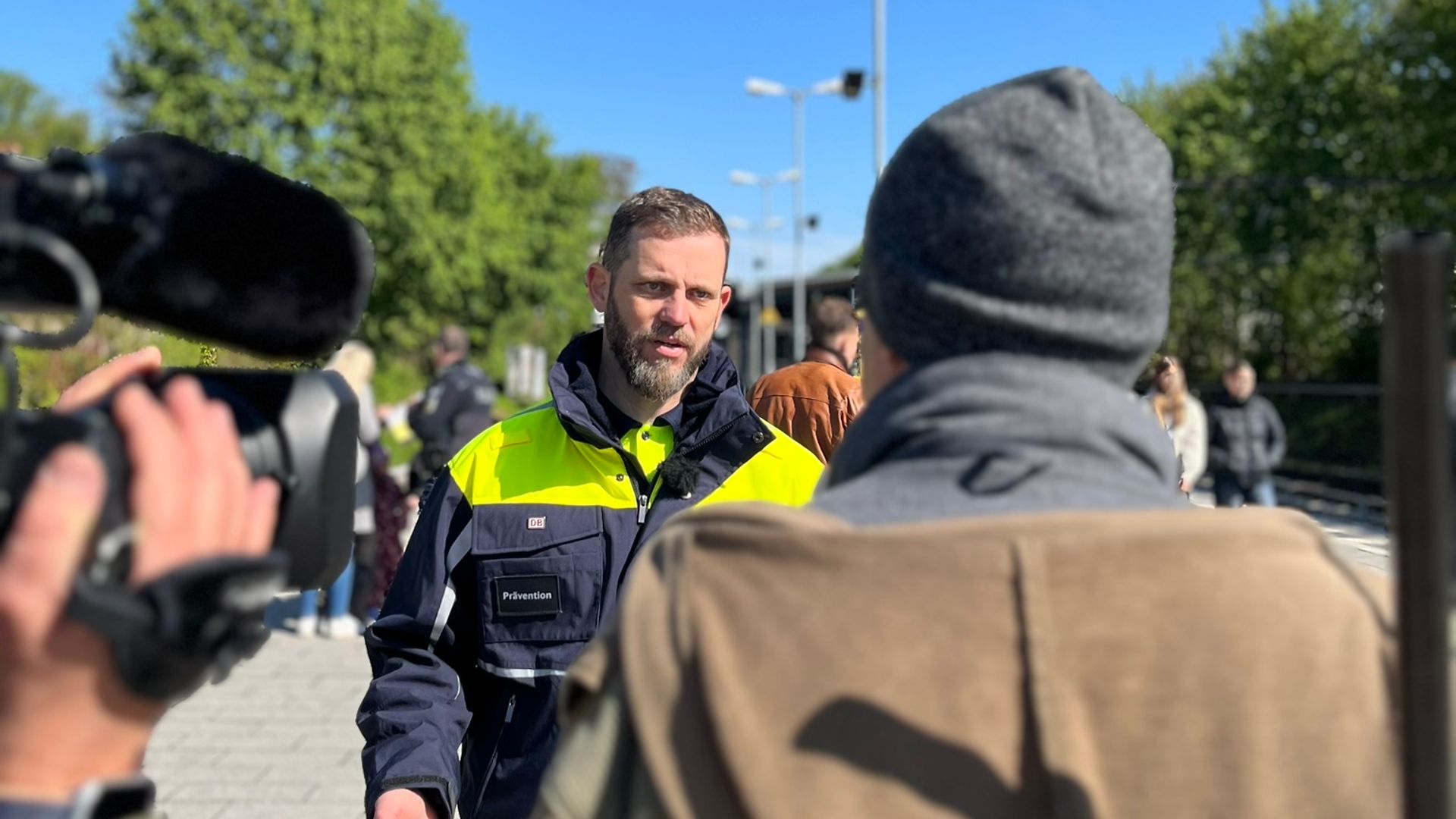 ein Mann vom Präventionsteam im Interview