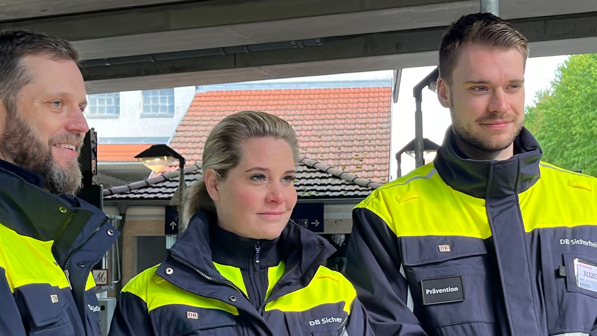 eine Kollegin und zwei Kollegen vom Präventionsteam