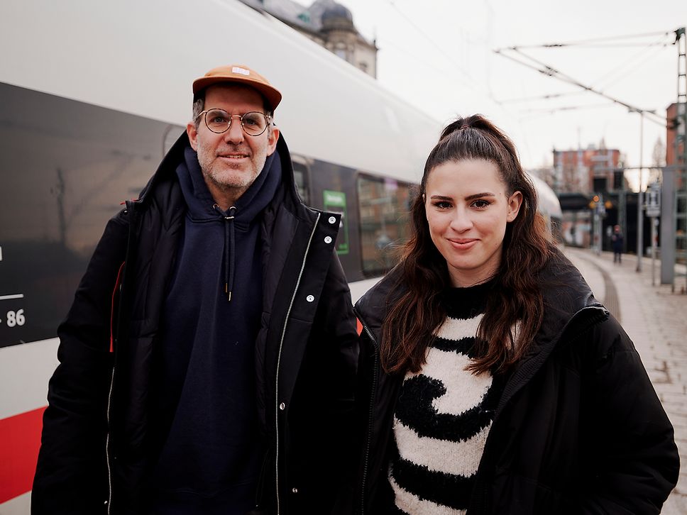 Philipp Grütering und Salwa Houmsi vor einem ICE