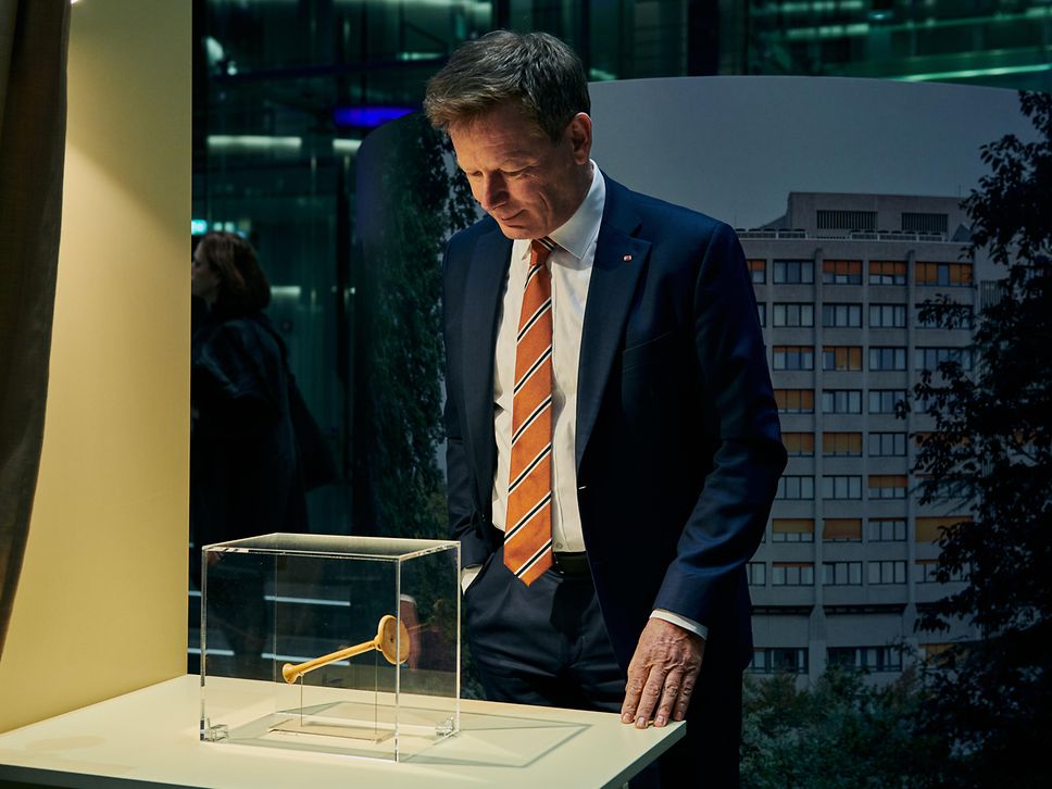 Dr. Richard Lutz steht als Pate vor dem Schaukasten mit dem Stethoskop des Berliner Arztes Hermann Zondek