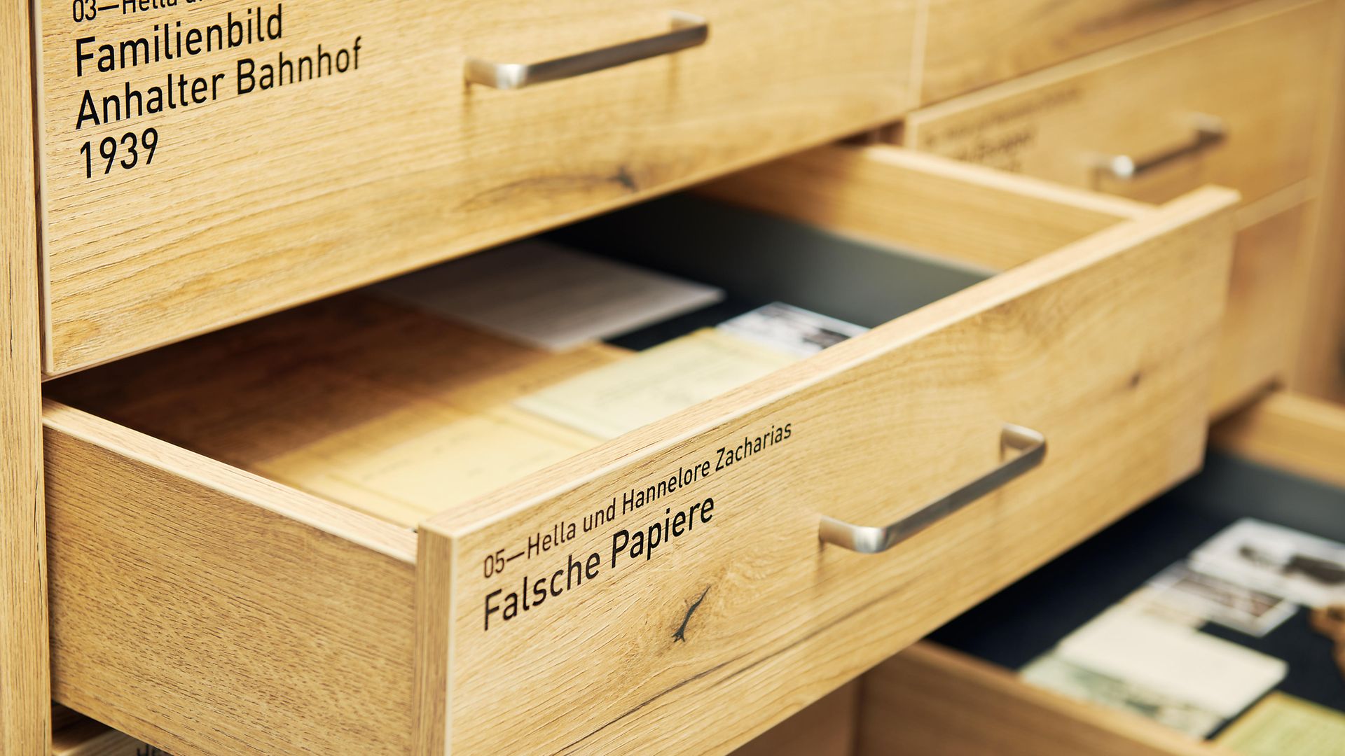 Schubfächern mit historischen Unterlagen
