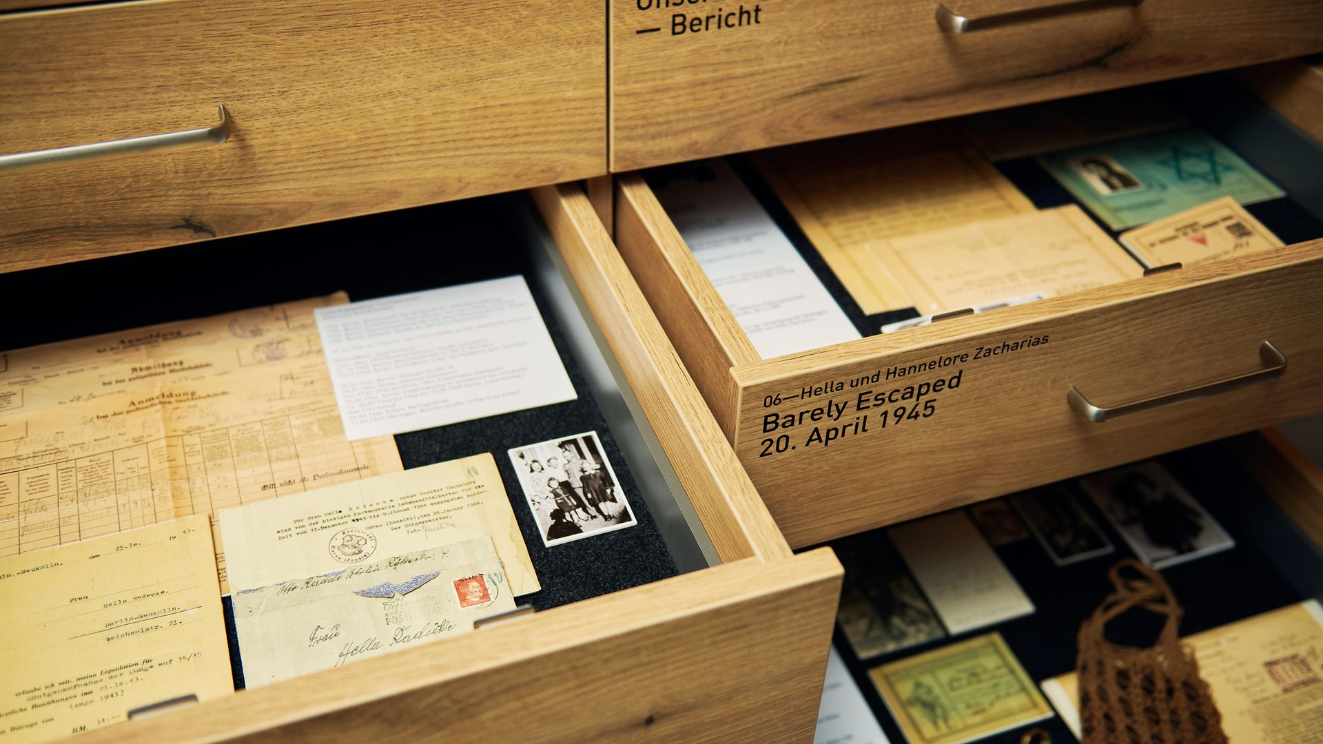 Schubfächer mit historischen Unterlagen