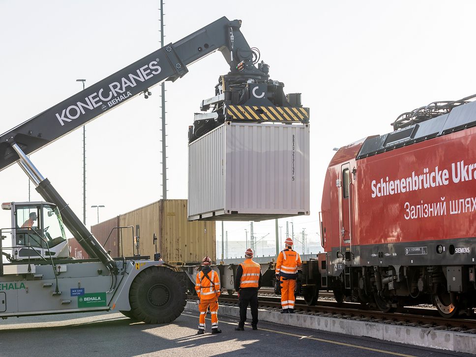 Beladung eines Güterzugs mit Hilfsgütern für die Ukraine im Berliner Westhafen.