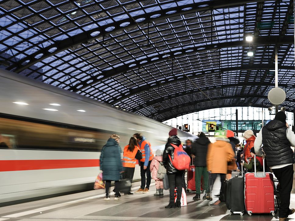 Ukrainische Geflüchtete am Bahnsteig des Berliner Hauptbahnhofs. Im Hintergrund ein ICE.