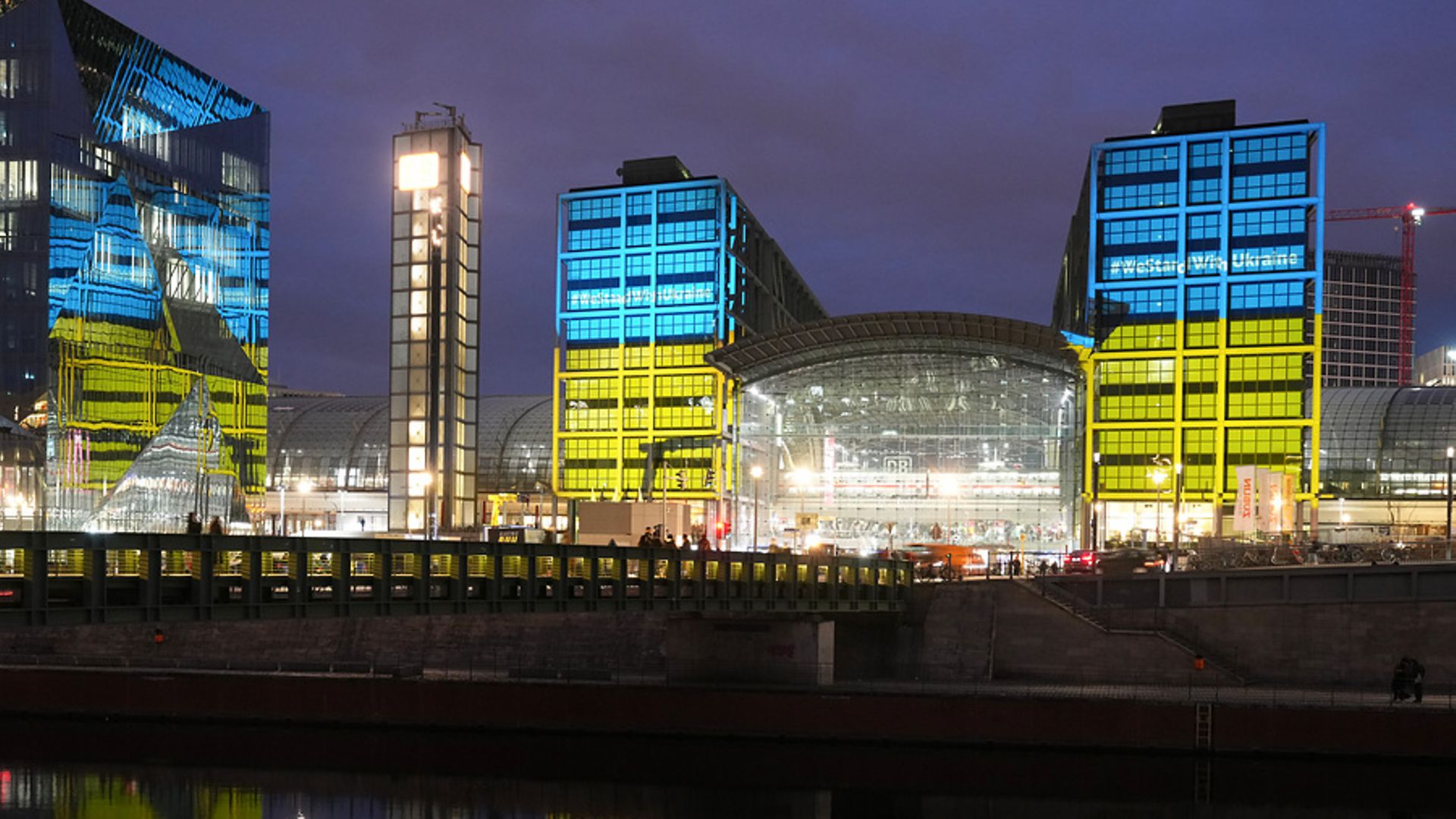 Berliner Hauptbahnhof angestrahlt in den ukrainischen Farben