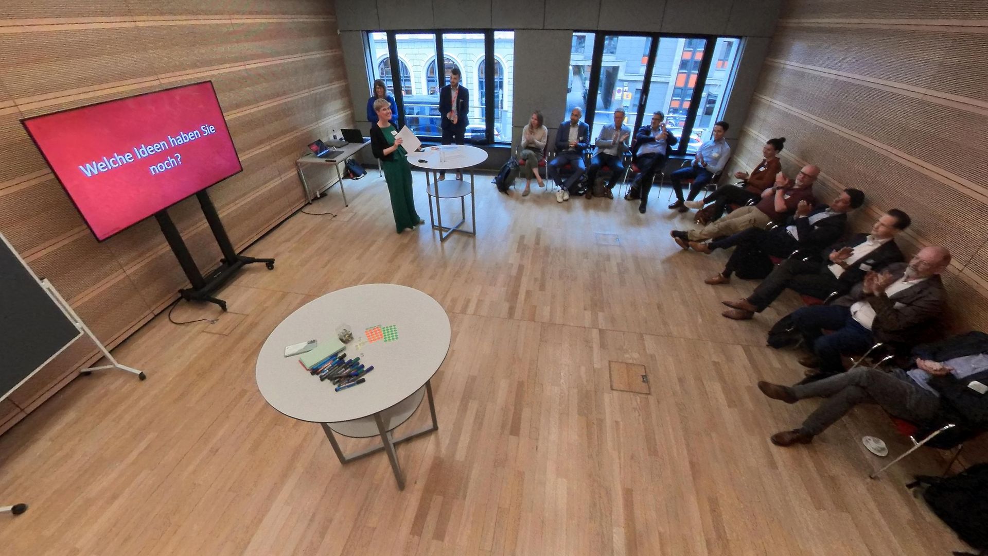 Präsentation vor einem Stuhlkreis