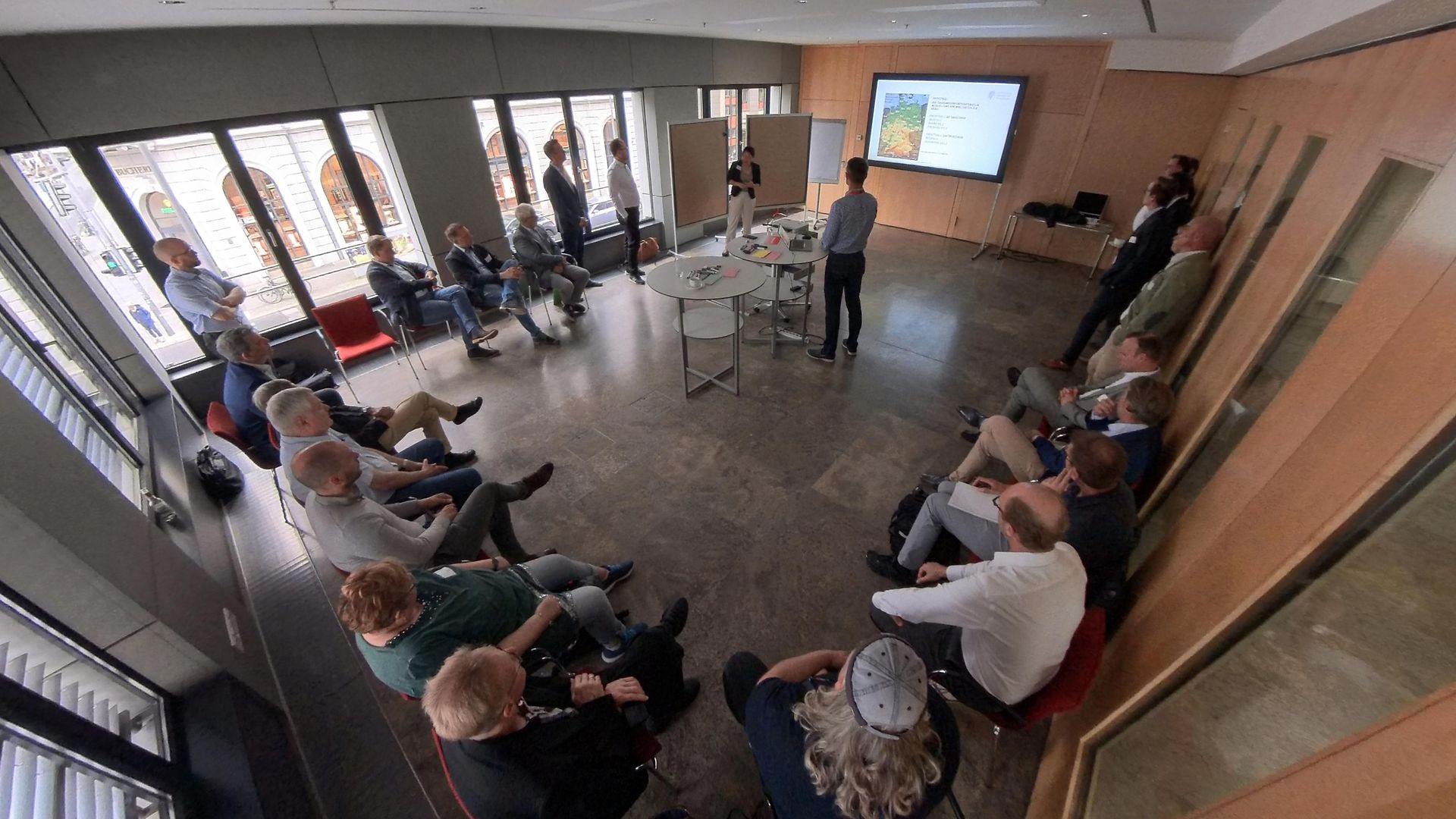 Präsentation vor einem Stuhlkreis