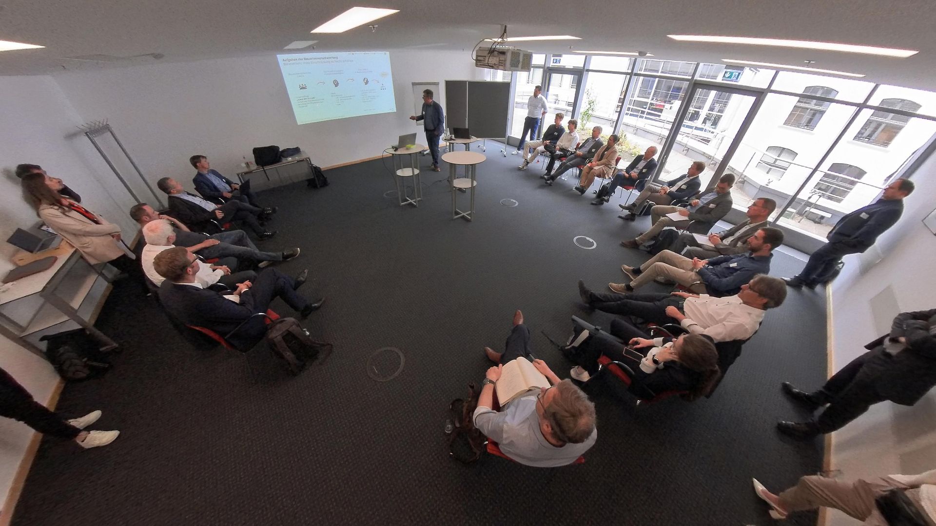 Präsentation vor einem Stuhlkreis