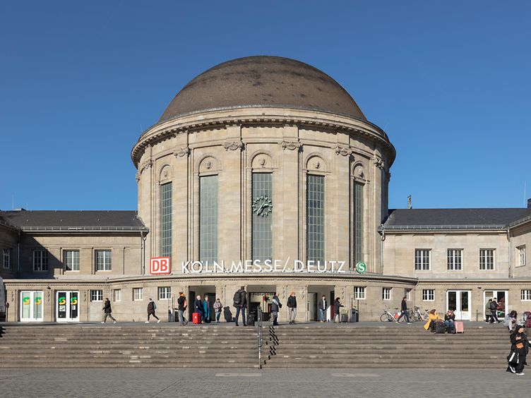 Außenansicht des Bahnhofs Köln Messe/Deutz