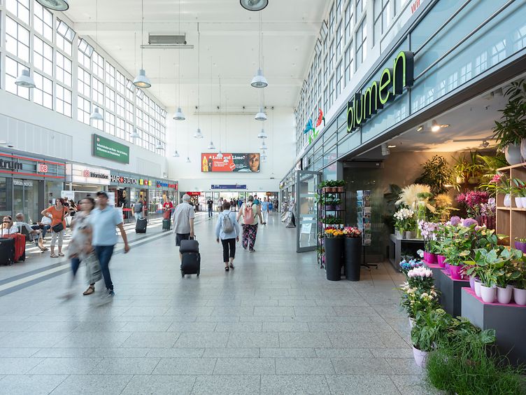 Reisende im Empfangsgebäude des Duisburger Hauptbahnhofs