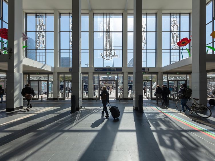 Blick aus dem Empfangsgebäude des Dortmunder Hauptbahnhofs