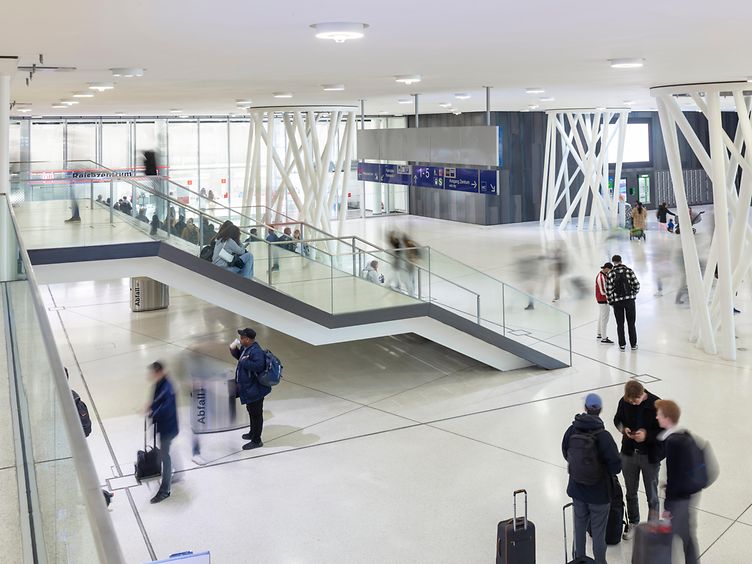 Reisende im Bahnhofsgebäude des Wuppertaler Hauptbahnhofs