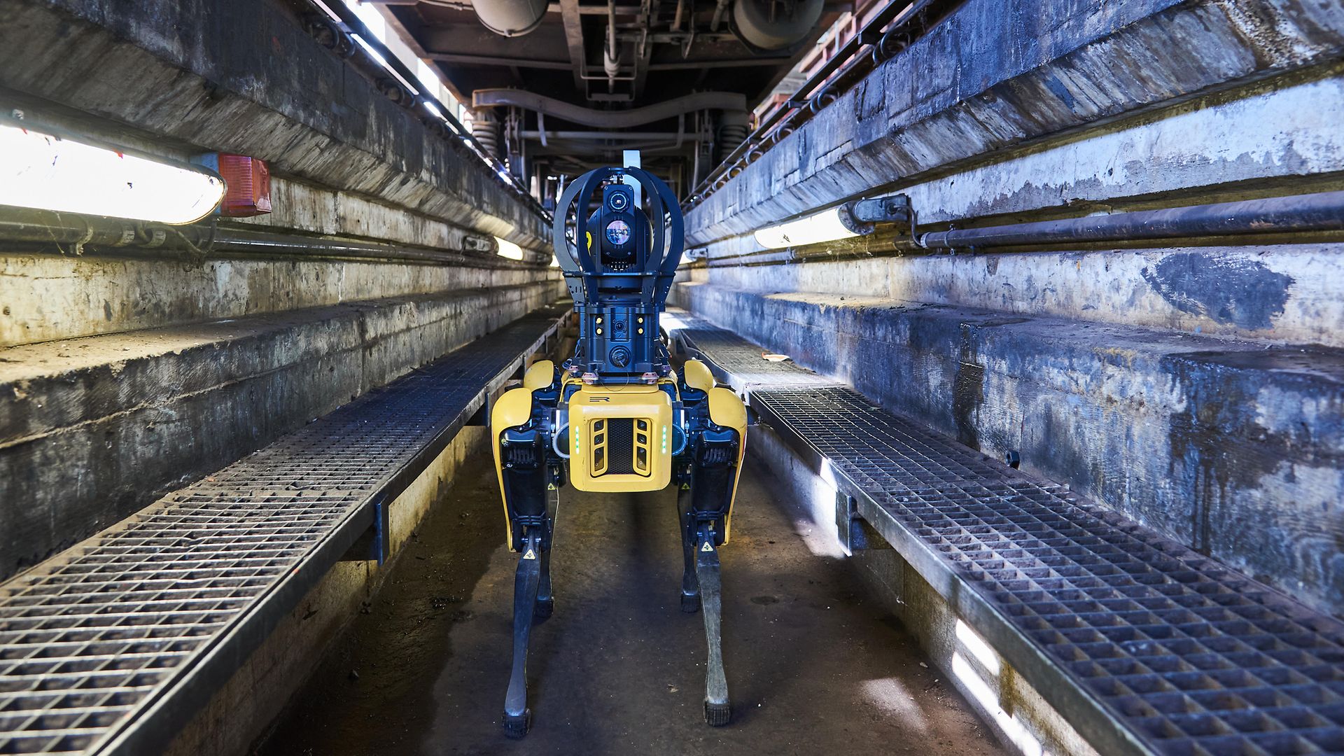 Roboterhund „Spot“ bei der Wagenortung und Radsatzwelleninspektion unter einem Wagen