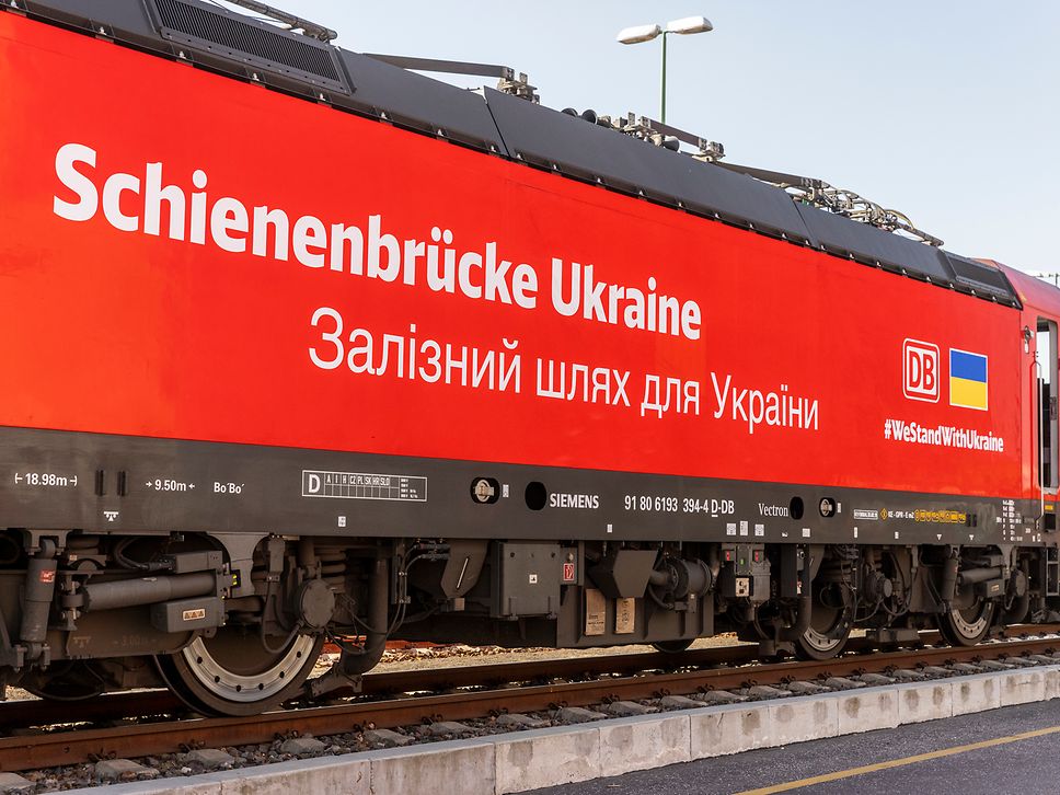 Lok mit Branding "Schienenbrücke Ukraine"