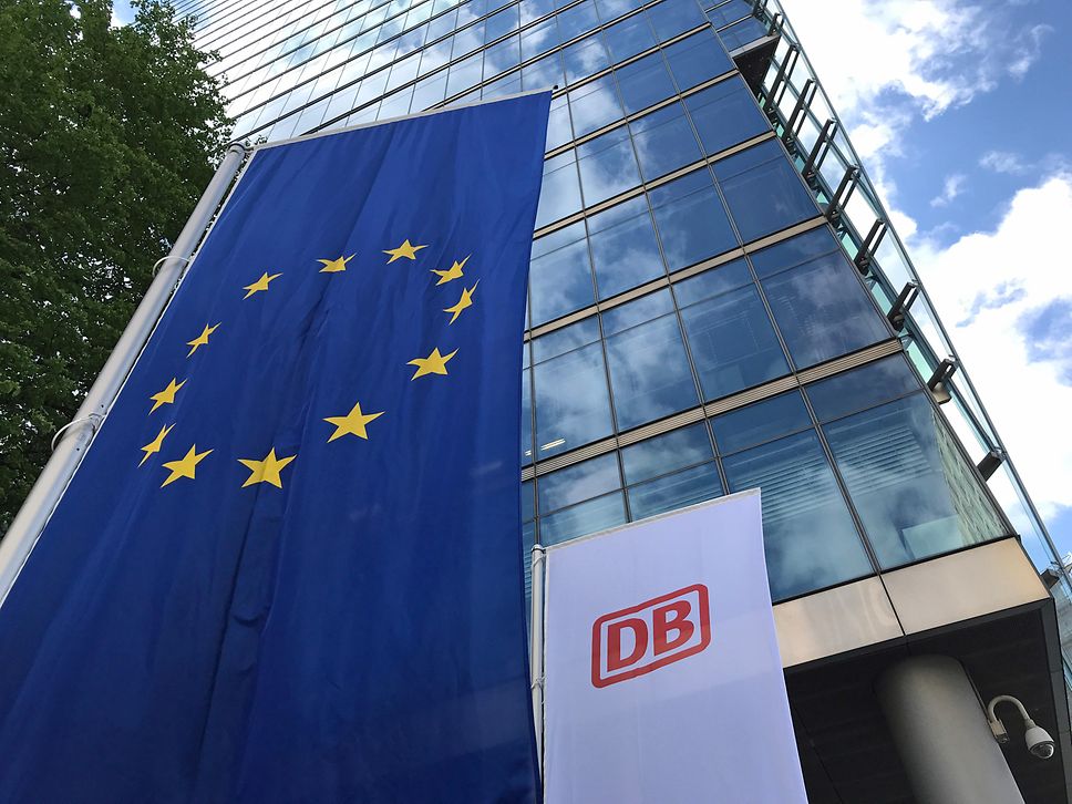 Europa- und DB-Flagge vor einem Gebäude