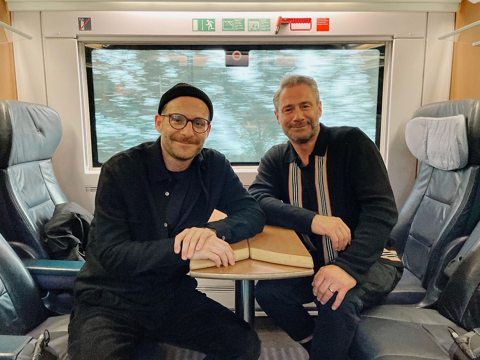 Sasha und Sebastian E. Merget im Zug