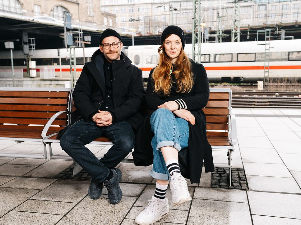 Sebastian E. Merget und Pheline Roggan auf dem Bahnsteig