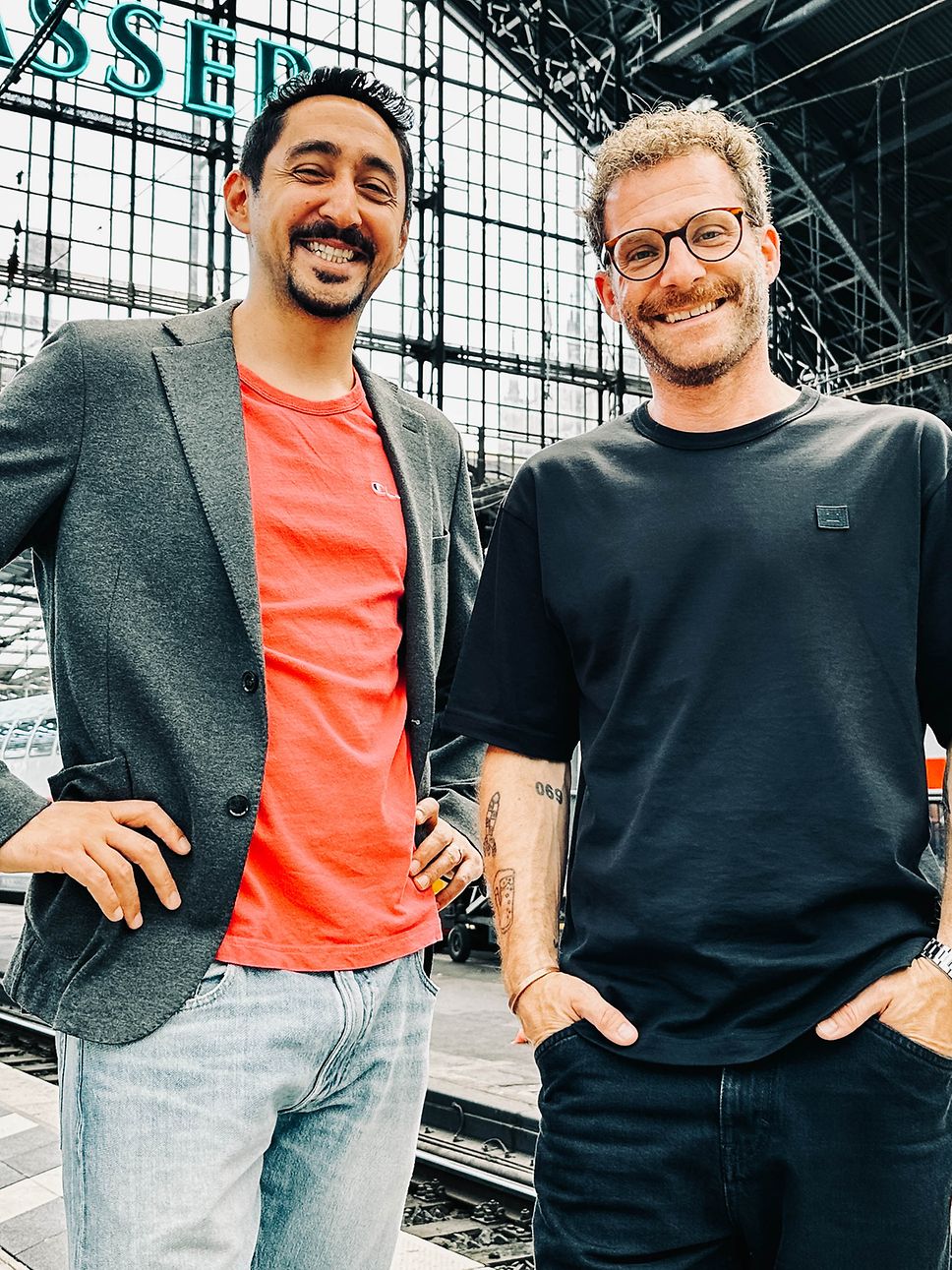 Eko Fresh und Sebastian E. Merget im Bahnhof