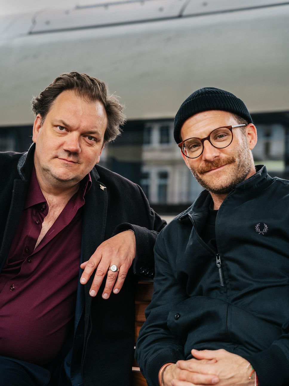 Charly Hübner und Sebastian E. Merget am Bahnsteig
