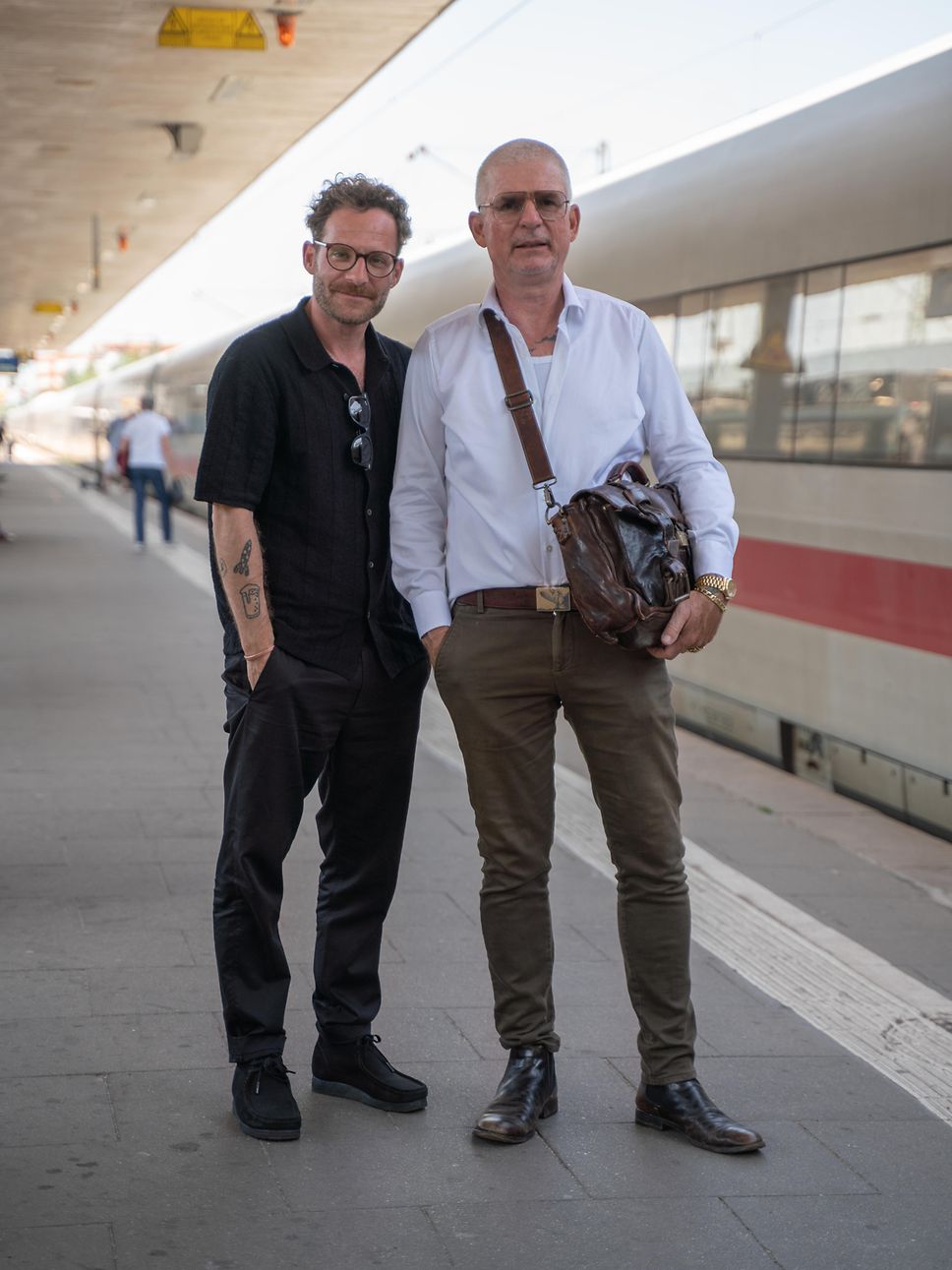 Heinz Strunk und Sebastian E. Merget vor einem ICE