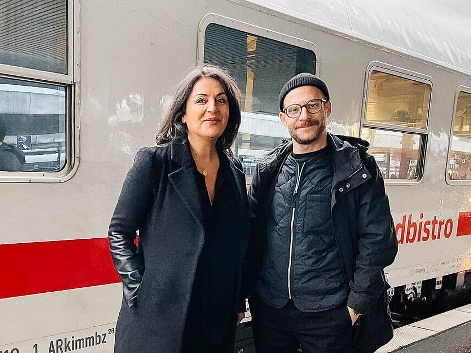 Düzen Tekkal und Sebastian E. Merget vor einem IC