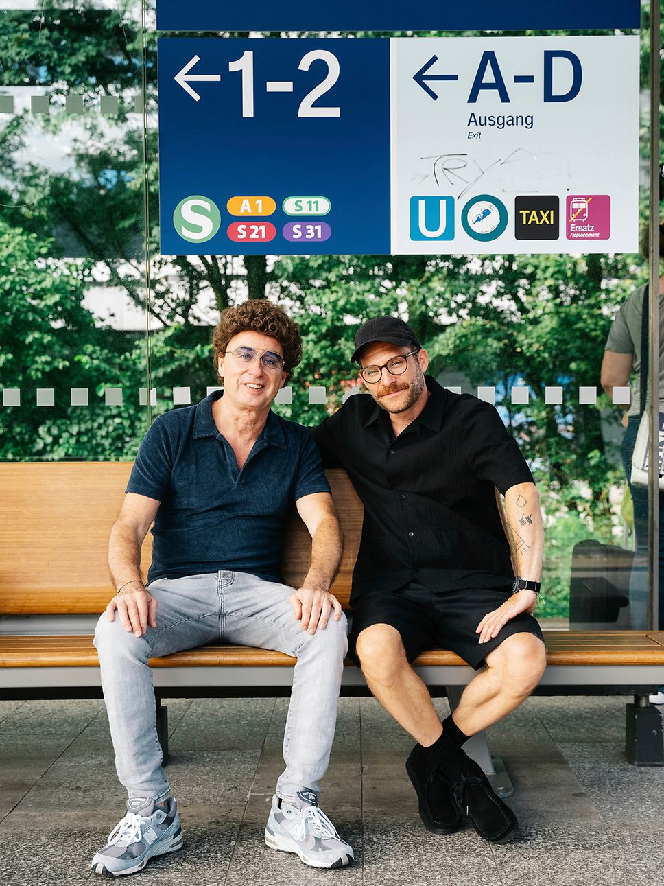 Atze Schröder und Sebastian E. Merget am Bahnsteig