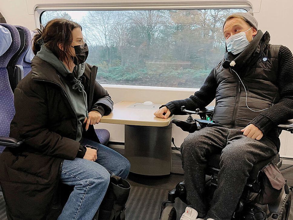 Salwa Houmsi und Samuel Koch im ICE