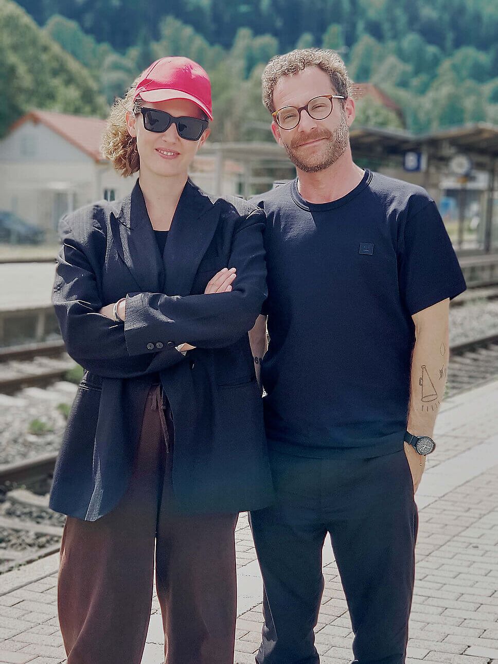 Emily Cox und Sebastian E. Merget am Bahnsteig