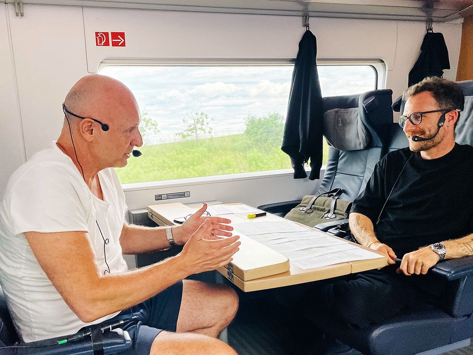 Frank Buschmann und Sebastian E. Merget im Gespräch im ICE