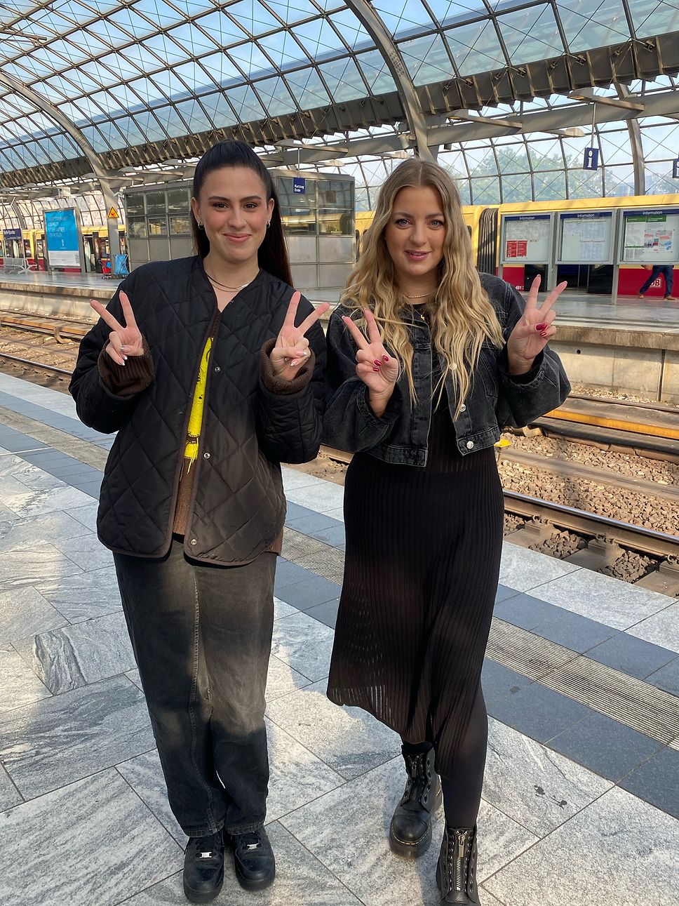 Salwa Houmsi und Laura Larsson am Bahnsteig