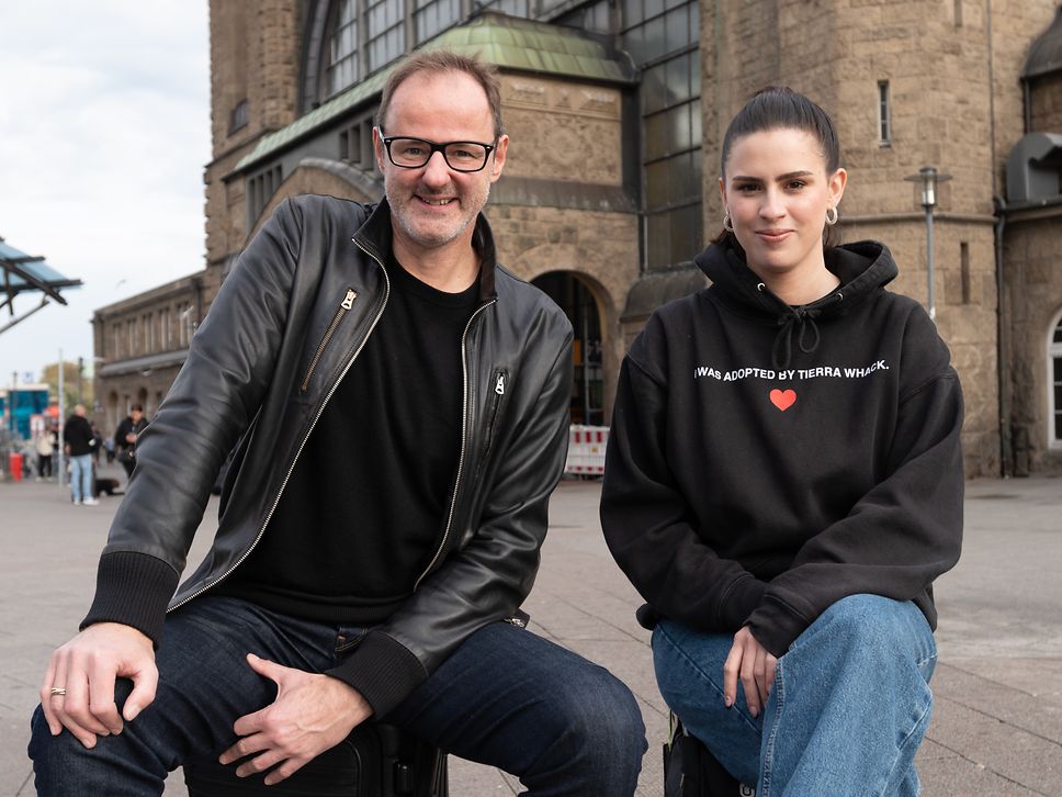 Vince Ebert und Salwa Houmsi vor dem Bahnhof