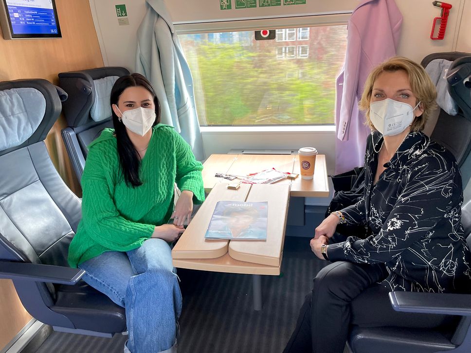 Salwa Houmsi und Marietta Slomka im ICE