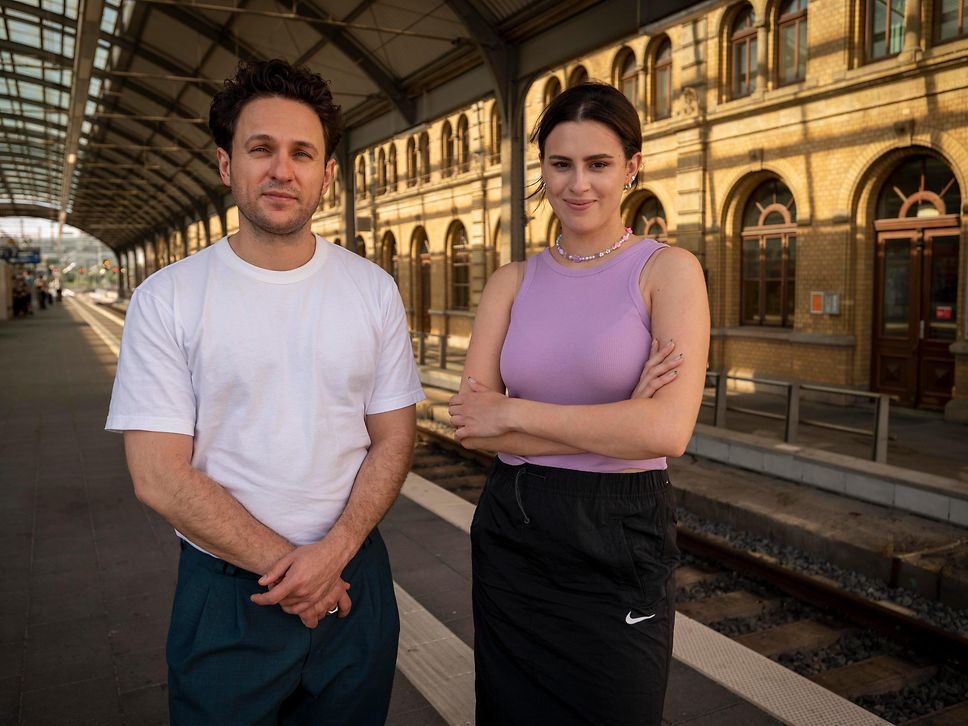 Dimitrij Schaad und Salwa Houmsi am Bahnsteig