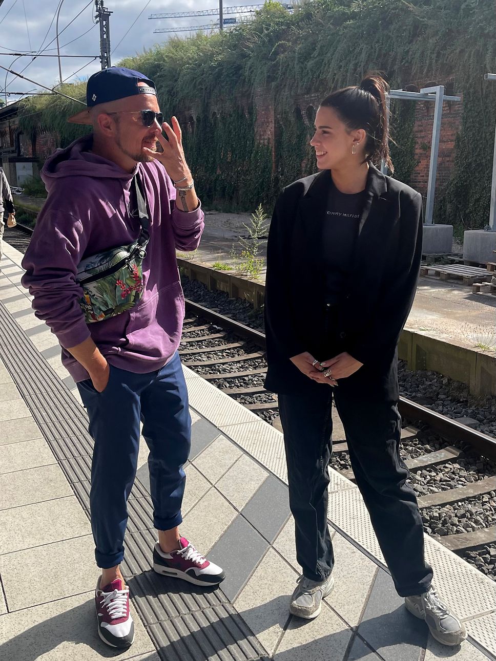 Jan Delay und Salwa Houmsi am Bahnsteig