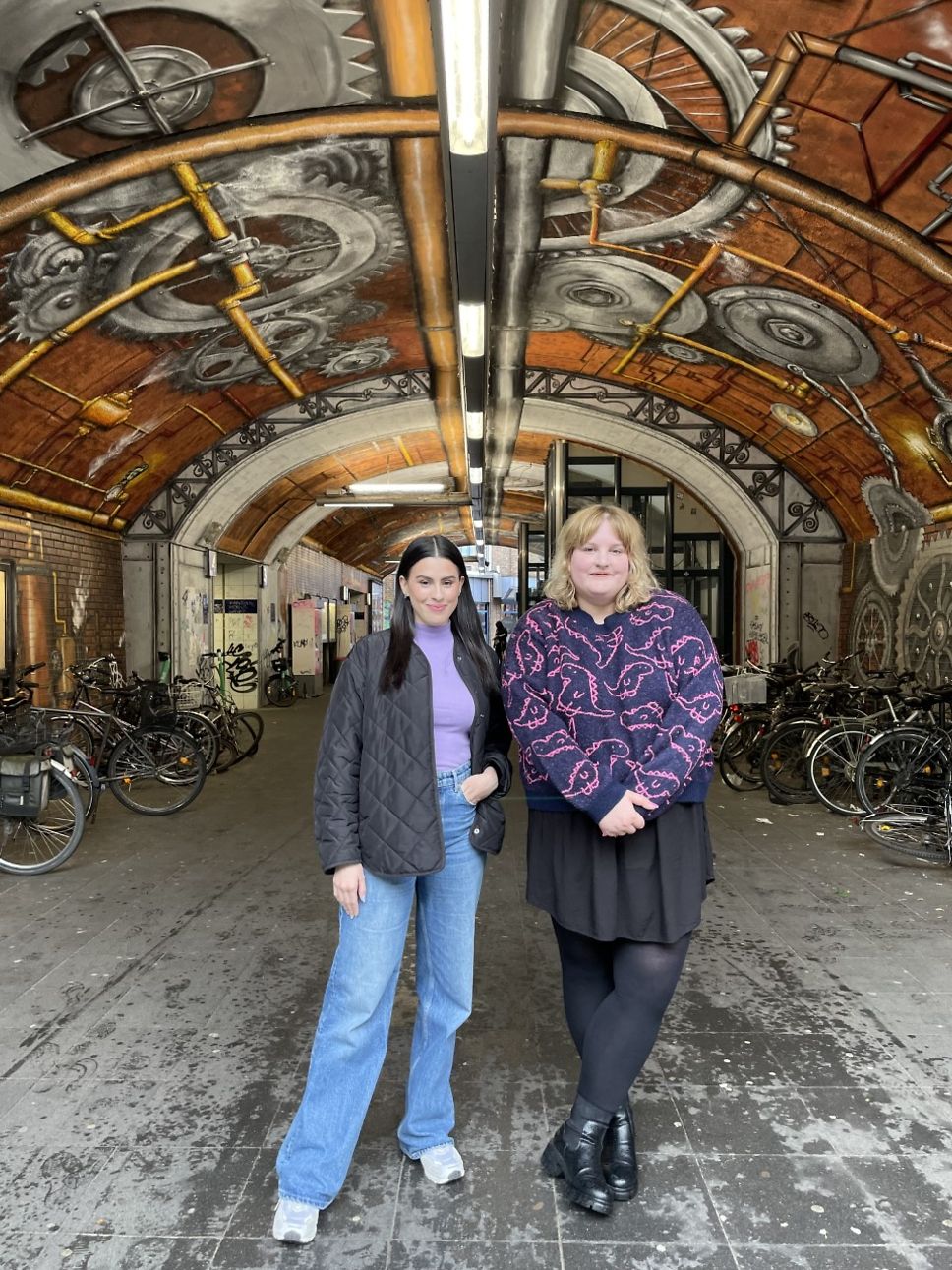 Salwa Houmsi und Giulia Becker im Bahnhof