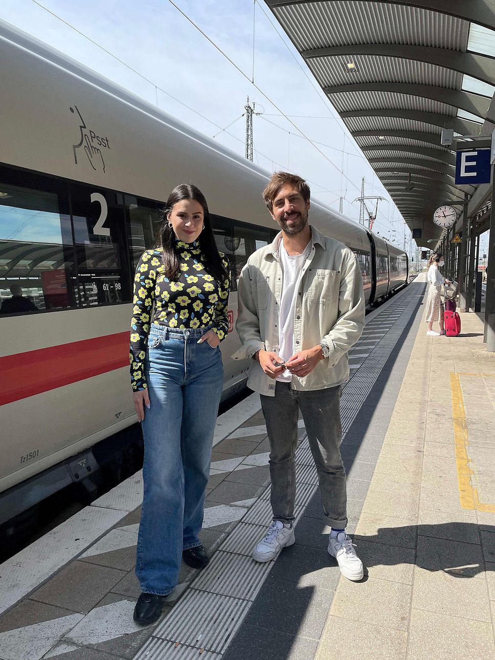 Salwa Houmsi und Max Giesinger vor einem ICE