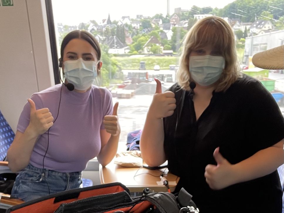 Salwa Houmsi und Giulia Becker im Zug