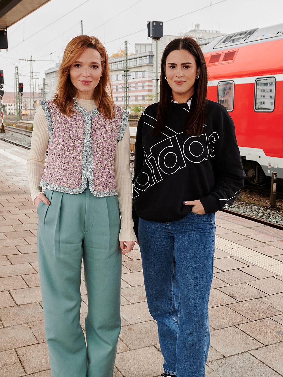 Karoline Herfurth und Salwa Houmsi am Bahnsteig