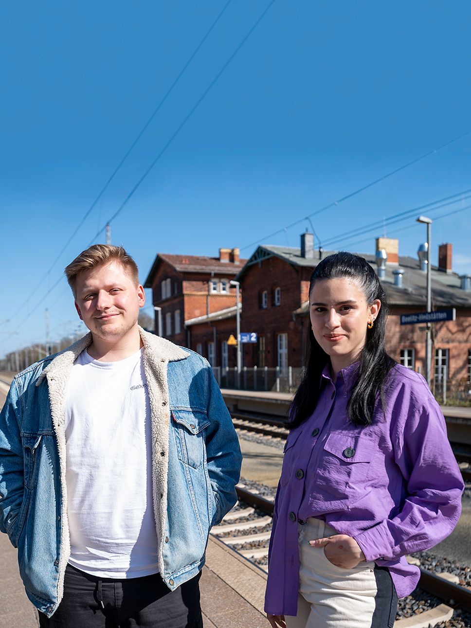 El Hotzo und Salwa Houmsi am Bahnsteig