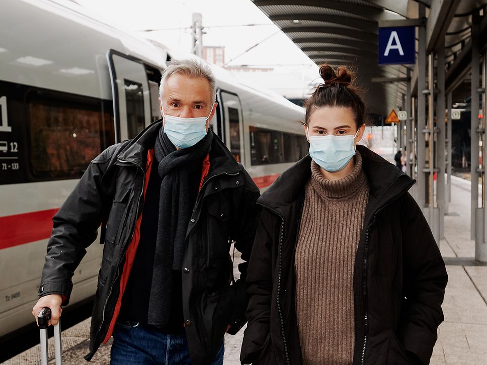 Hannes Jaenicke und Salwa Houmsi vor einem ICE