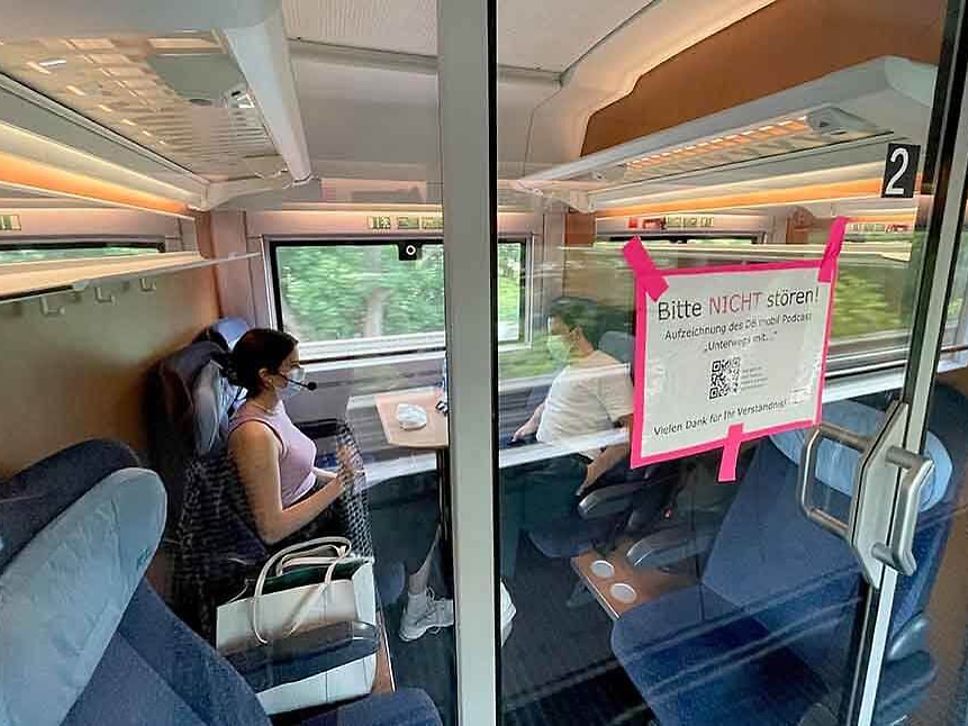 Salwa Houmsi und Dimitrij Schaad im ICE bei der Podcast-Aufzeichnung