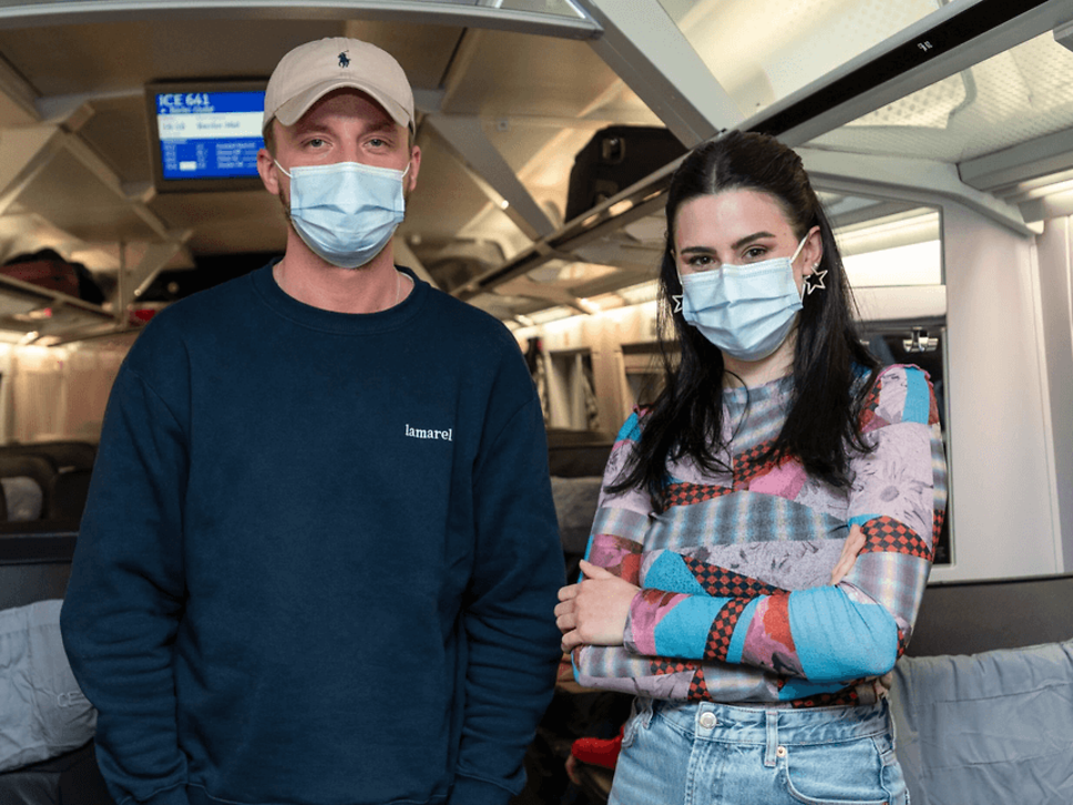 Tommi Schmitt und Salwa Houmsi im ICE