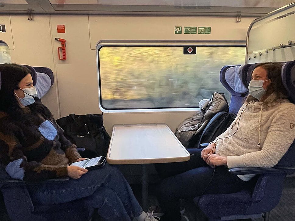 Salwa Houmsi und Almuth Schult im ICE