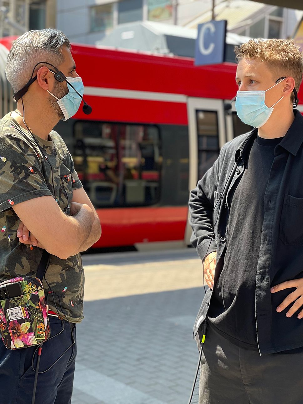 Michel Abdollahi und Tim Bendzko auf dem Bahnsteig
