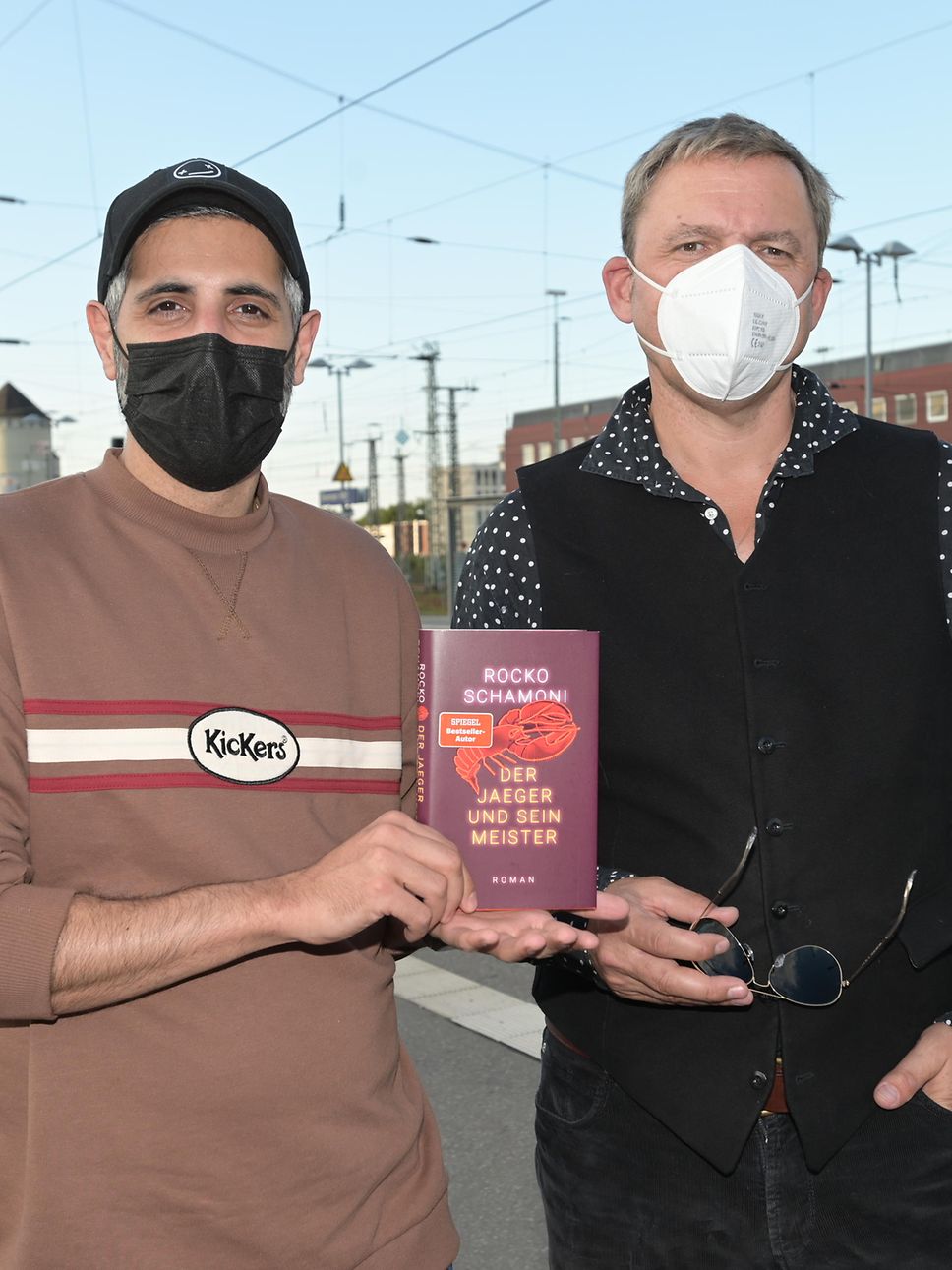 Michael Abdollahi und Rocko Schamoni am Bahnsteig