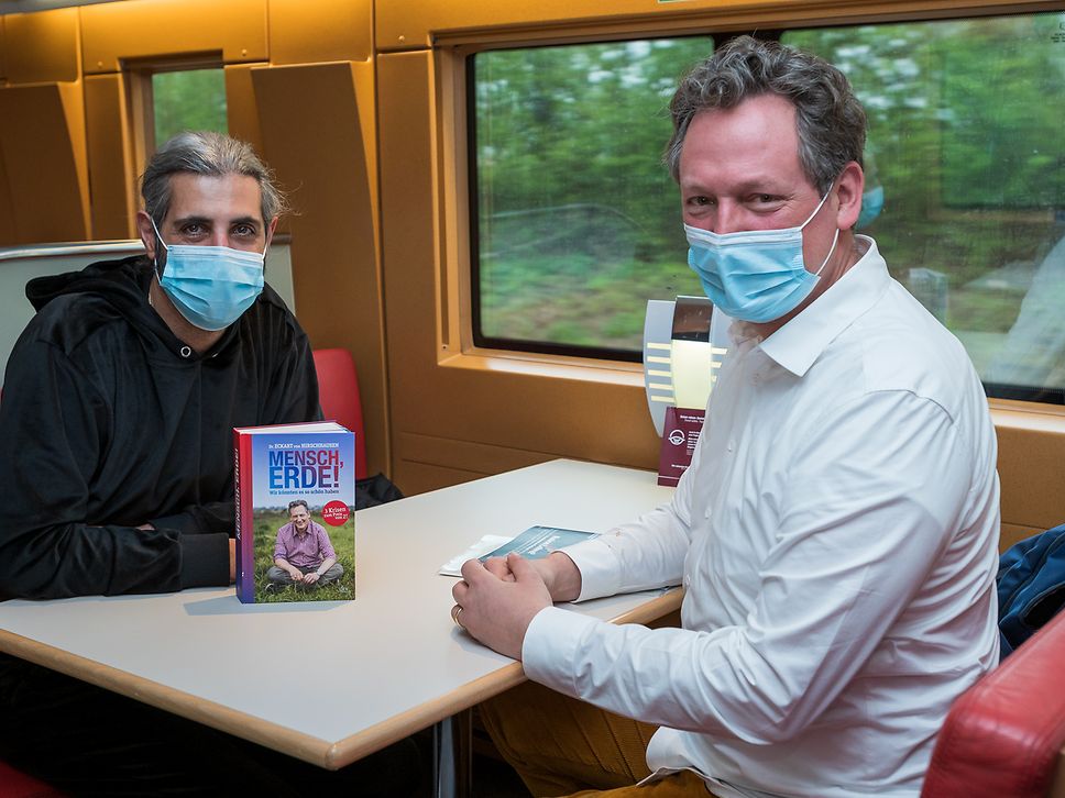 Michel Abdollahi und Eckart von Hirschhausen im Zug