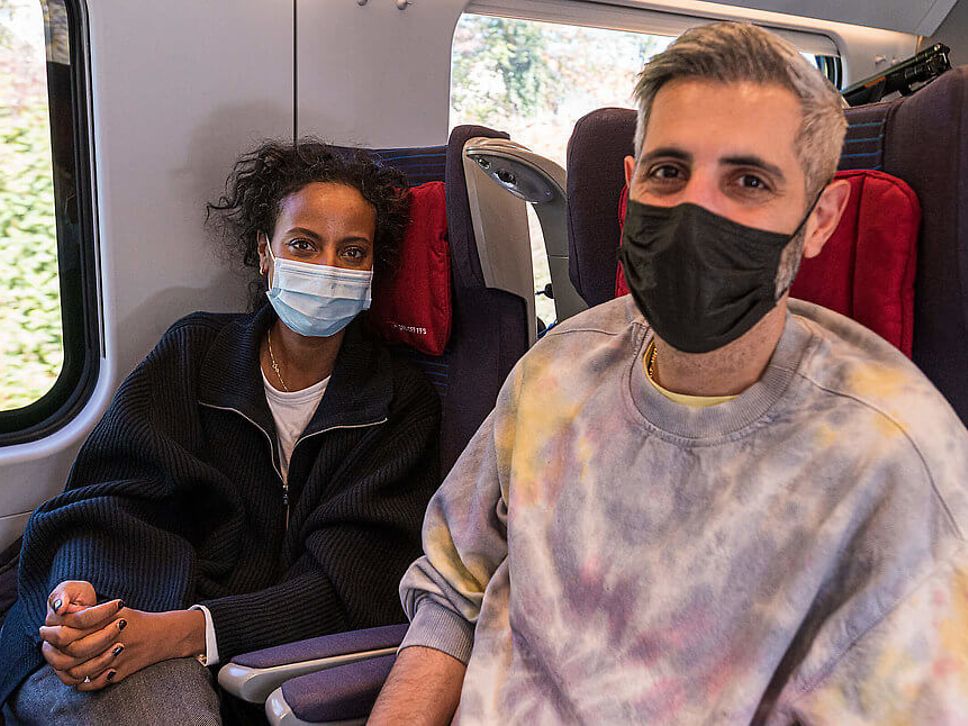 Sara Nuru und Michel Abdollahi im Zug