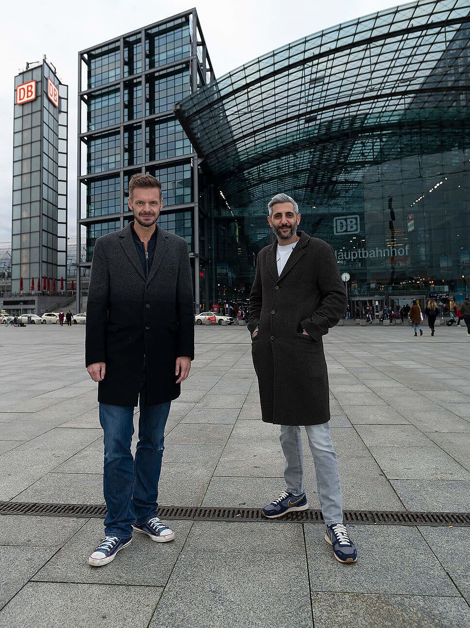 Florian Schroeder und Michel Abdollahi vor dem Bahnhof