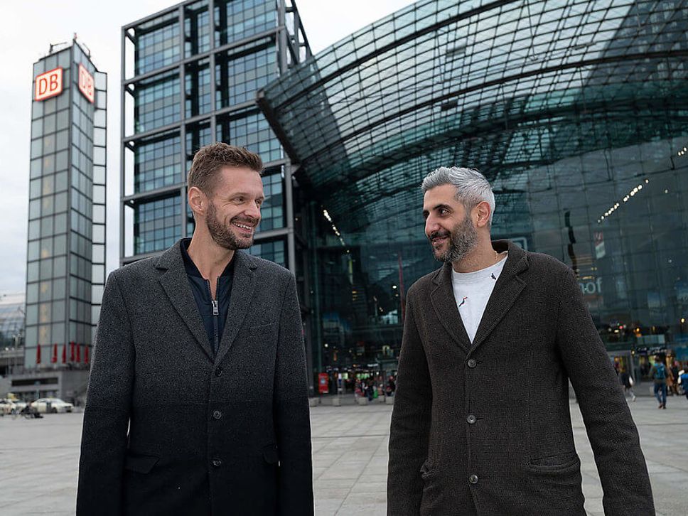 Florian Schroeder und Michel Abdollahi vor dem Bahnhof